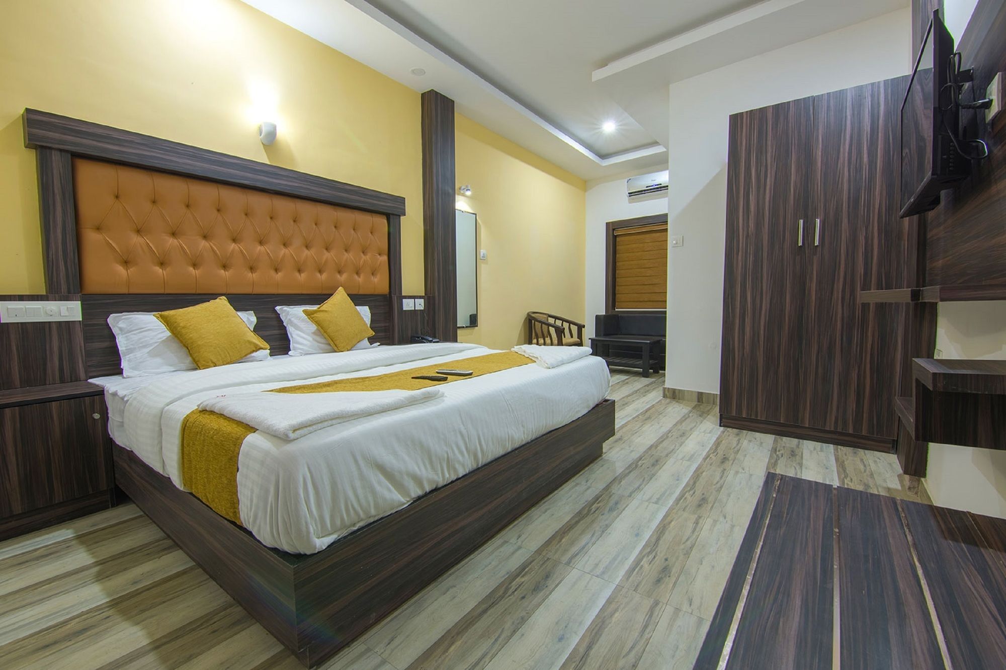 Hotel Kochi Crown Экстерьер фото